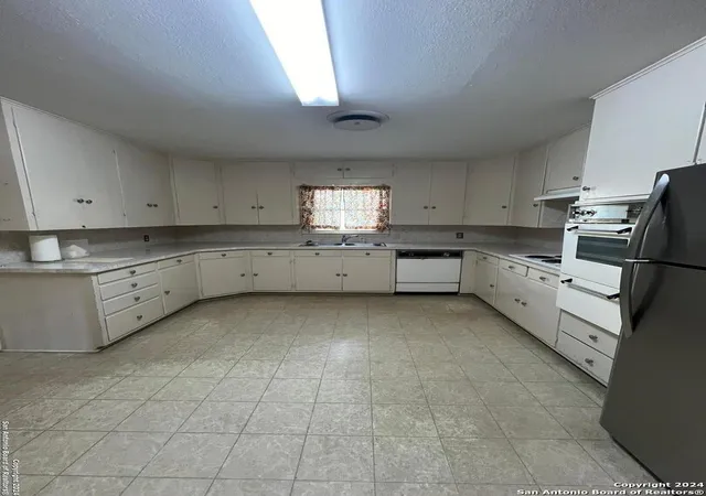 Photo 3 of Sale Pending at 182 Perryman St, New Braunfels, TX 78130 | MLS# 1828536 | Listing updated on 2025-09-24