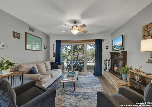 5th image of 1185 Parkview Dr, Canyon Lake, TX 78133