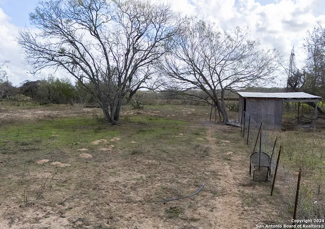 Photo 4 of House for sale at 1360 County Road 342, La Vernia, TX 78121 | MLS# 1829341 | Listing updated on 2025-12-16