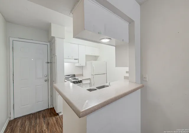 Photo 3 of Condo for sale at 170 De Chantle #605, San Antonio, TX 78201 | MLS# 1830142 | Listing updated on 2025-05-28