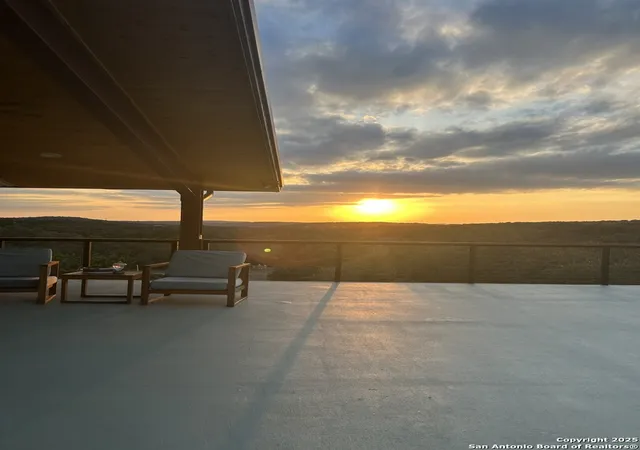 Photo 1 of Single family home for sale at 176 Elk Rdg, Canyon Lake, TX 78133 | MLS# 1830328 | Listing updated on 2026-01-01