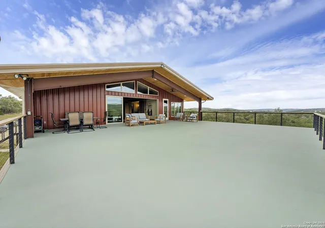 Photo 1 of Single family home for sale at 176 Elk Rdg, Canyon Lake, TX 78133 | MLS# 1830328 | Listing updated on 2026-01-01