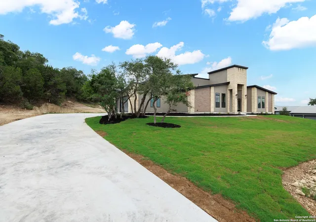 Photo 4 of Single family home for sale at 619 Caballo Trl, Canyon Lake, TX 78133 | MLS# 1831009 | Listing updated on 2025-03-14