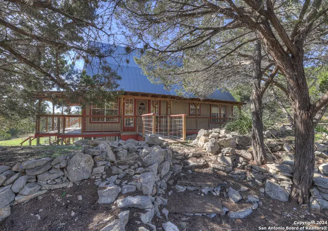 Photo 4 of Single family home for sale at 1420 Lakeshore Dr, Canyon Lake, TX 78133 | MLS# 1831103 | Listing updated on 2025-08-29