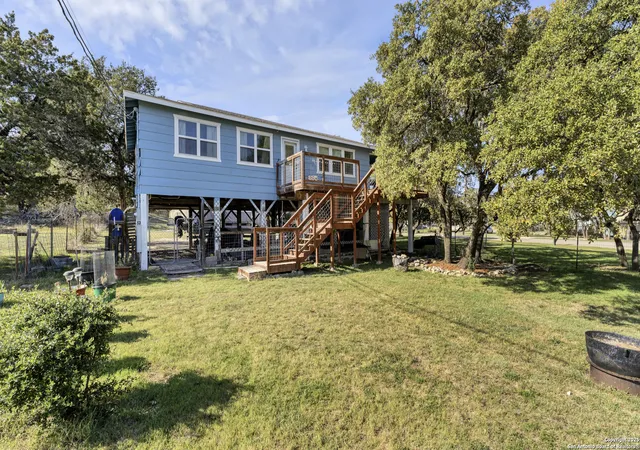 Photo 1 of Single family home for sale at 895 Lakebreeze Dr, Canyon Lake, TX 78133 | MLS# 1831416 | Listing updated on 2025-09-26