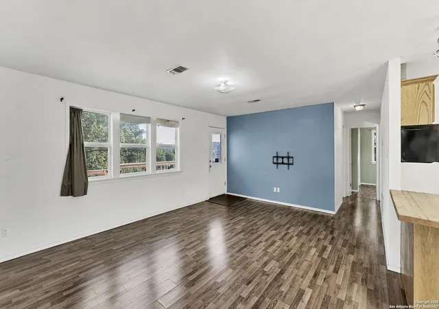 Photo 2 of Single family home for sale at 895 Lakebreeze Dr, Canyon Lake, TX 78133 | MLS# 1831416 | Listing updated on 2025-09-26
