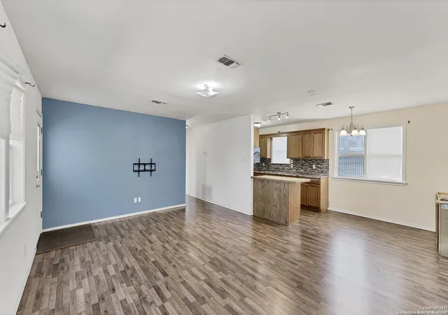 Photo 3 of Single family home for sale at 895 Lakebreeze Dr, Canyon Lake, TX 78133 | MLS# 1831416 | Listing updated on 2025-09-26