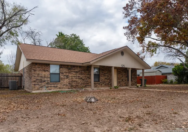 Photo 2 of Single family home for sale at 125 Cottonwood, Uvalde, TX 78801 | MLS# 1831583 | Listing updated on 2025-09-16