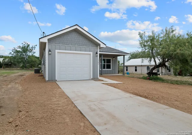 Photo 3 of Single family home for sale at 1307 Willow Lane St, Jourdanton, TX 78026 | MLS# 1832015 | Listing updated on 2025-10-26
