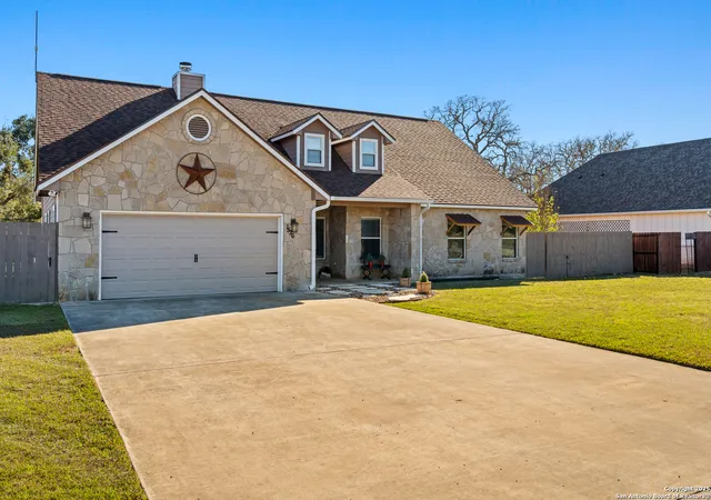 Photo 1 of Single family home for sale at 1536 Kings Ranch Rd, Bandera, TX 78003 | MLS# 1832248 | Listing updated on 2025-10-30