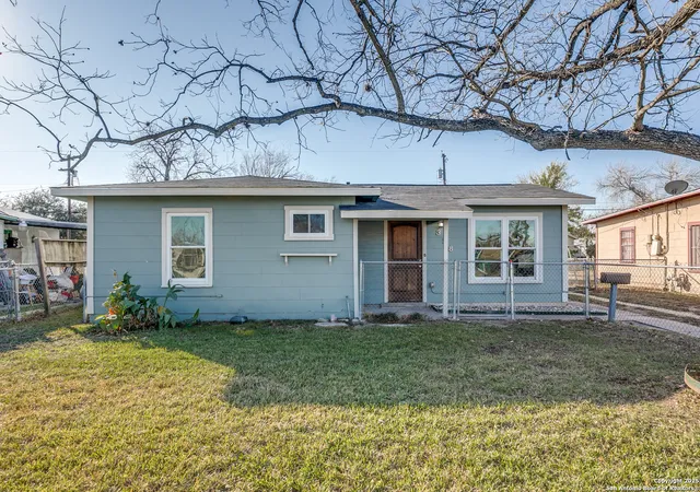 Photo 2 of Sale Pending at 318 E Amber St, San Antonio, TX 78221 | MLS# 1833267 | Listing updated on 2025-11-04