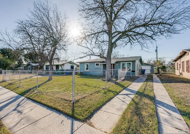 Photo 3 of Sale Pending at 318 E Amber St, San Antonio, TX 78221 | MLS# 1833267 | Listing updated on 2025-11-04