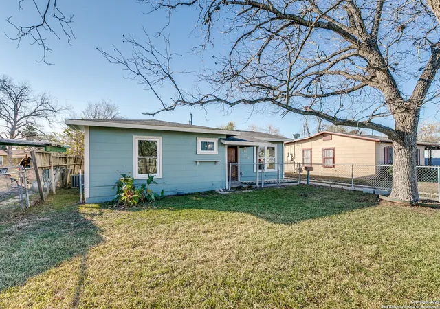 Photo 4 of Sale Pending at 318 E Amber St, San Antonio, TX 78221 | MLS# 1833267 | Listing updated on 2025-11-04