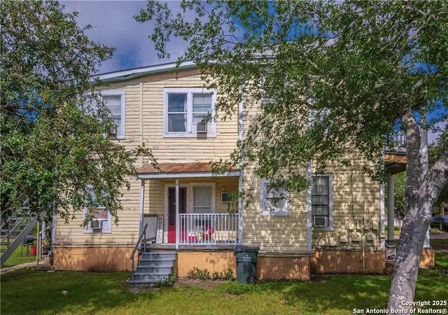 Photo 3 of House for sale at 311 E Live Oak St, Seguin, TX 78155 | MLS# 1834864 | Listing updated on 2026-04-10