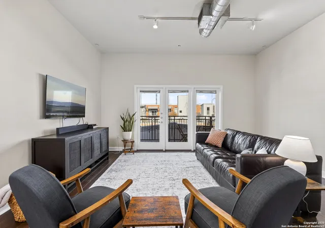 2nd image of 1401 S Flores St, San Antonio, TX 78204