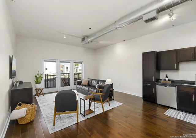 5th image of 1401 S Flores St, San Antonio, TX 78204