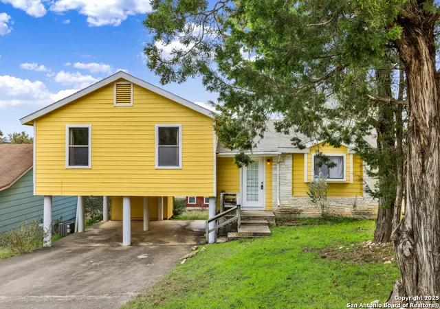 Photo 1 of Single family home for sale at 1813 Trailridge Dr, Canyon Lake, TX 78133 | MLS# 1835612 | Listing updated on 2025-03-17