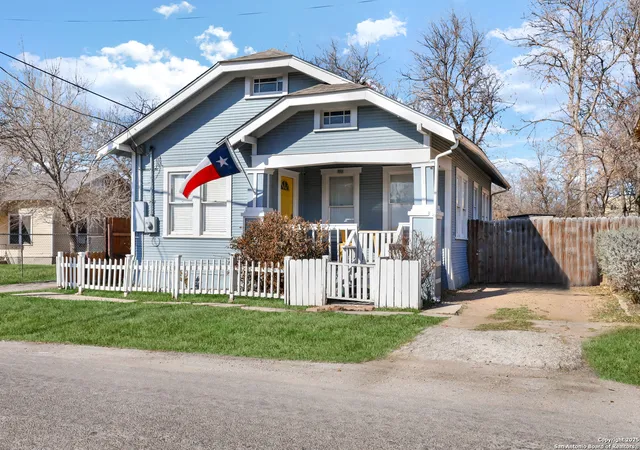 Photo 2 of Sale Pending at 915 Florida St, San Antonio, TX 78210 | MLS# 1836840 | Listing updated on 2025-11-05