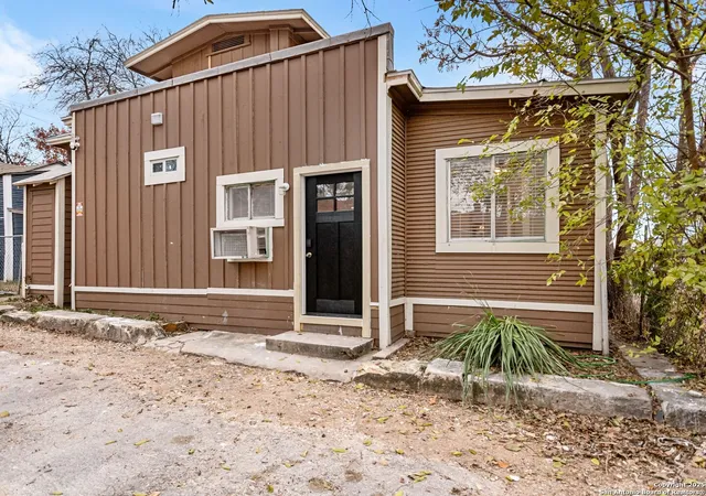 Photo 4 of House for sale at 707 W Craig Pl, San Antonio, TX 78212 | MLS# 1837133 | Listing updated on 2025-08-12