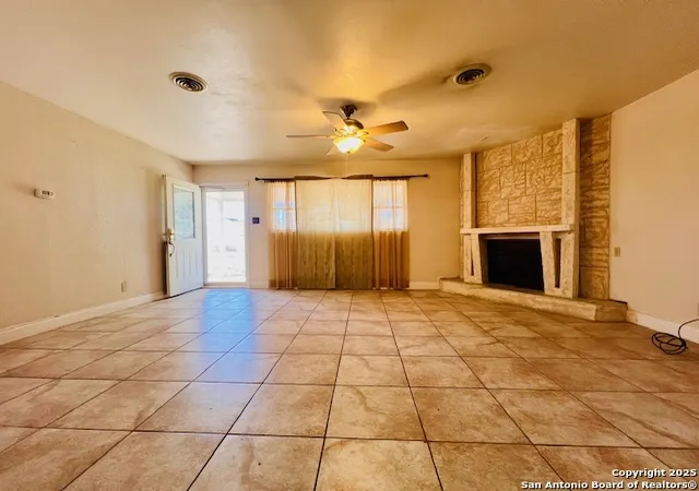 Photo 4 of Single family home for sale at 625 Oakhaven Rd, Pleasanton, TX 78064 | MLS# 1837188 | Listing updated on 2026-01-17