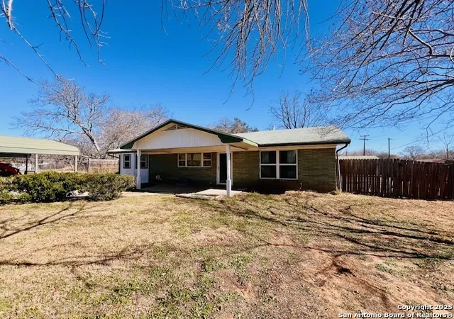 Photo 3 of Single family home for sale at 625 Oakhaven Rd, Pleasanton, TX 78064 | MLS# 1837188 | Listing updated on 2026-01-17