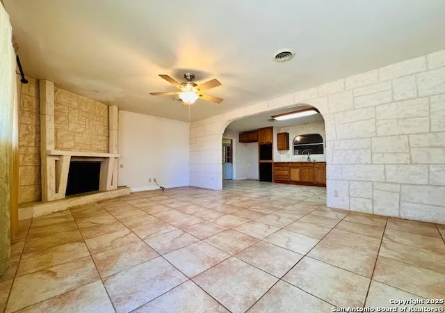 Photo 3 of Single family home for sale at 625 Oakhaven Rd, Pleasanton, TX 78064 | MLS# 1837188 | Listing updated on 2026-01-17