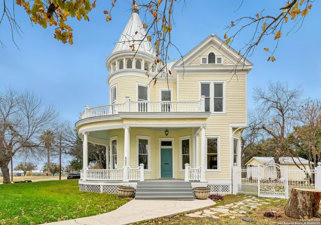 Photo 3 of Sale Pending at 805 Nolan St, San Antonio, TX 78202 | MLS# 1838010 | Listing updated on 2025-11-23