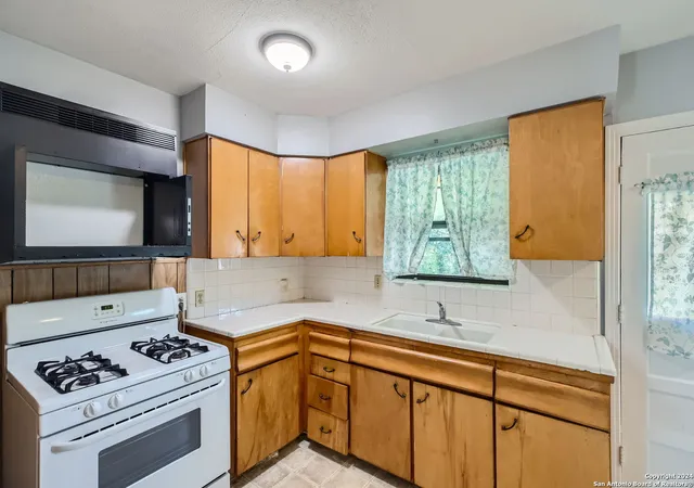 Photo 4 of Sale Pending at 143 Storeywood Dr, San Antonio, TX 78213 | MLS# 1838157 | Listing updated on 2025-08-01