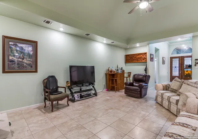 Photo 4 of Single family home for sale at 285 Cr 2471, Hondo, TX 78861 | MLS# 1838919 | Listing updated on 2026-01-24