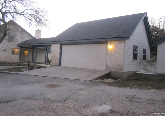Photo 3 of Single family home for sale at 1100 Madrona Ridge Dr, Bandera, TX 78003 | MLS# 1838988 | Listing updated on 2026-06-06