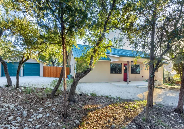 Photo 2 of Sale Pending at 424 Mountain Wood, Canyon Lake, TX 78133 | MLS# 1839061 | Listing updated on 2025-12-17