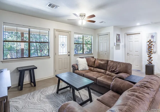 Photo 4 of Sale Pending at 424 Mountain Wood, Canyon Lake, TX 78133 | MLS# 1839061 | Listing updated on 2025-12-17