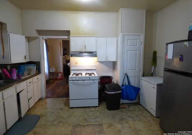 Photo 3 of Sale Pending at 1210 Kayton Ave, San Antonio, TX 78210 | MLS# 1839253 | Listing updated on 2025-11-10