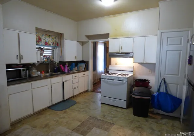 Photo 4 of Sale Pending at 1210 Kayton Ave, San Antonio, TX 78210 | MLS# 1839253 | Listing updated on 2025-11-10