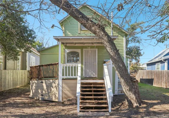 Photo 3 of Single family home for sale at 826 N Pine St, San Antonio, TX 78202 | MLS# 1839844 | Listing updated on 2025-09-29