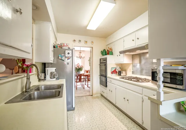 Photo 3 of Sale Pending at 513 Balfour, Windcrest, TX 78239 | MLS# 1840644 | Listing updated on 2025-12-31