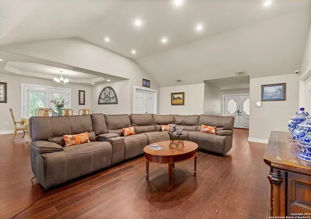 Photo 3 of Single family home for sale at 20 Donore Square, San Antonio, TX 78229 | MLS# 1840706 | Listing updated on 2025-05-20