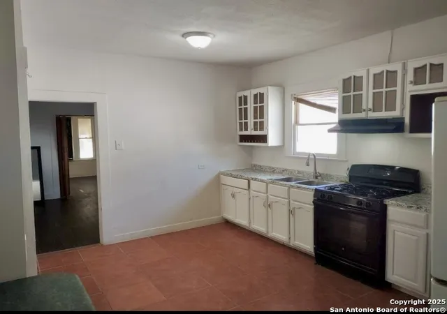 Photo 4 of Multi family home for sale at 1639 W Craig Pl, San Antonio, TX 78201 | MLS# 1840731 | Listing updated on 2025-09-05