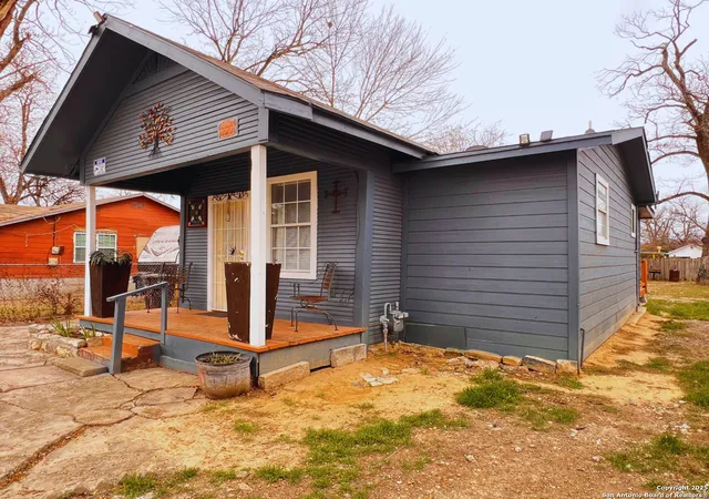 Photo 3 of Sale Pending at 1046 Rivas St, San Antonio, TX 78207 | MLS# 1841317 | Listing updated on 2026-08-25
