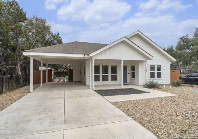 Photo 4 of Sale Pending at 1680 Lakeview Dr, Canyon Lake, TX 78133 | MLS# 1841321 | Listing updated on 2025-11-10