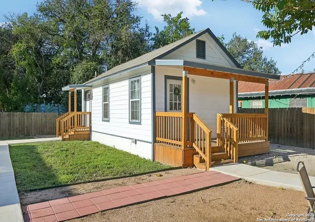 Photo 3 of Single family home for sale at 1006 Center St, San Antonio, TX 78202 | MLS# 1841482 | Listing updated on 2025-11-05