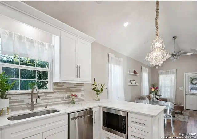 Photo 4 of Single family home for sale at 1006 Center St, San Antonio, TX 78202 | MLS# 1841482 | Listing updated on 2025-11-05