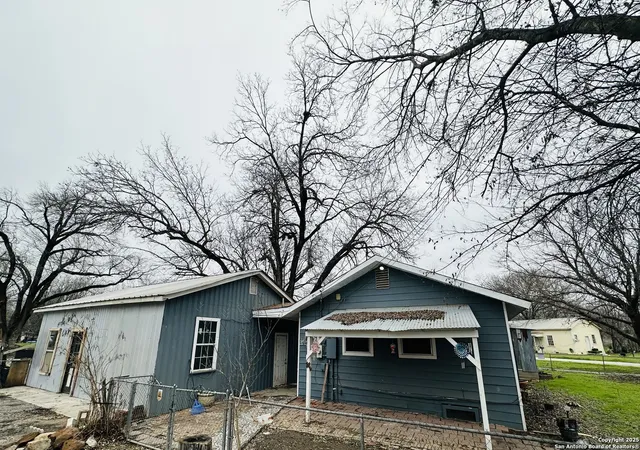 Multi family home for sale at 209 Lee St, Seguin, TX 78155 | MLS# 1841868