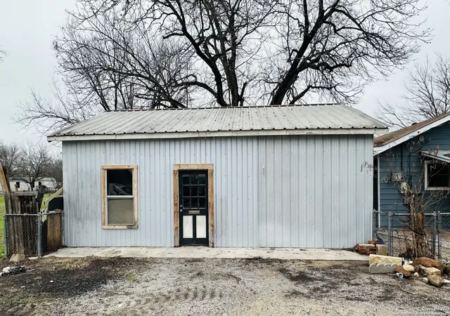 Photo 4 of Multi family home for sale at 209 Lee St, Seguin, TX 78155 | MLS# 1841868 | Listing updated on 2025-02-23
