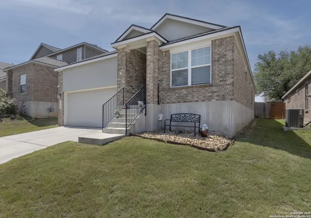 Photo 2 of Sale Pending at 6106 Akin Elm, San Antonio, TX 78261 | MLS# 1841968 | Listing updated on 2025-09-30