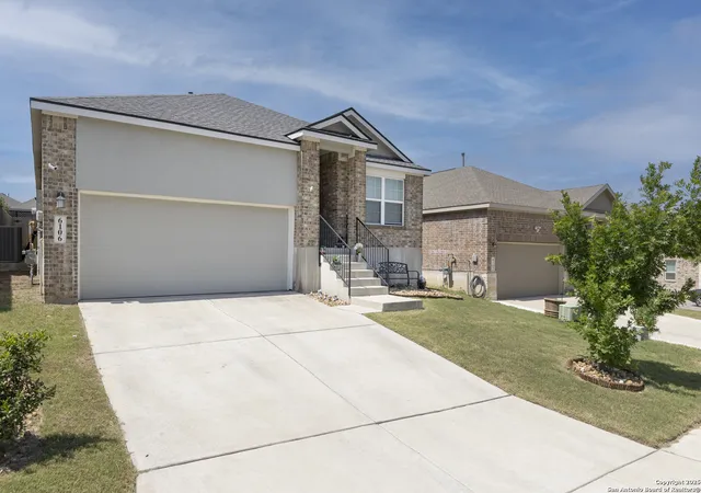 Photo 3 of Sale Pending at 6106 Akin Elm, San Antonio, TX 78261 | MLS# 1841968 | Listing updated on 2025-09-30