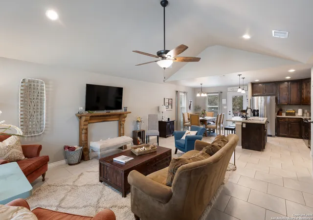 Photo 4 of Single family home for sale at 1016 Eastview Dr, Canyon Lake, TX 78133 | MLS# 1843002 | Listing updated on 2025-03-10