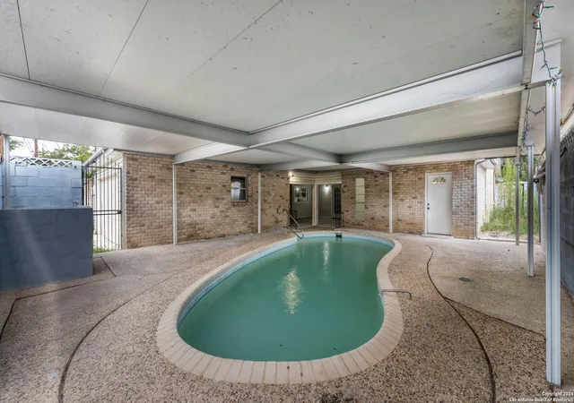 Photo 2 of Single family home for sale at 350 Fenwick Dr, Windcrest, TX 78239 | MLS# 1843257 | Listing updated on 2025-03-11