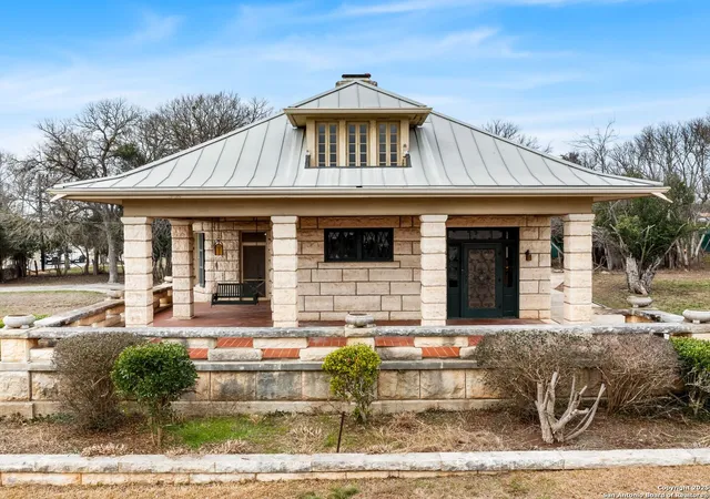 Photo 1 of Single family home for sale at 506 2nd St, Comfort, TX 78013 | MLS# 1843880 | Listing updated on 2026-01-09