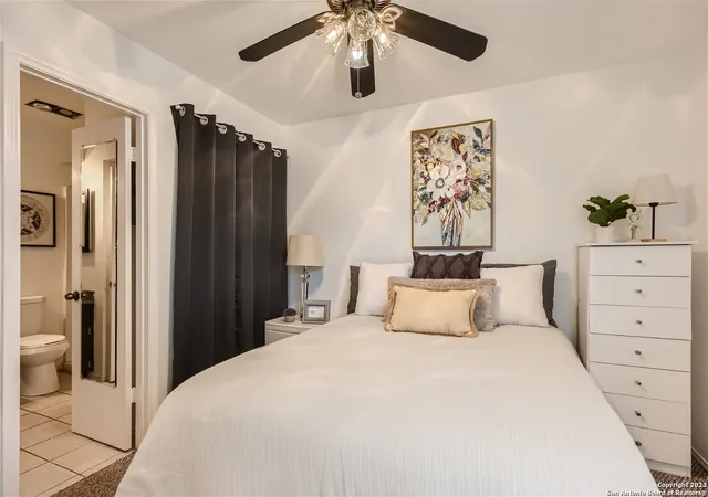Listing Photo 3 - Condo for sale in building located at 1603 Parkview Dr, Canyon Lake, TX 78133 - Unit #F4